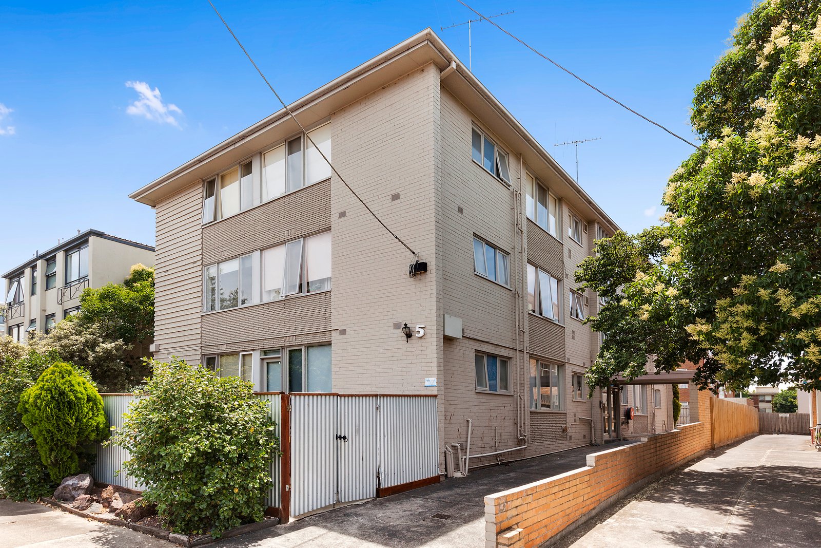 Gallery: 6/5 Celeste Court