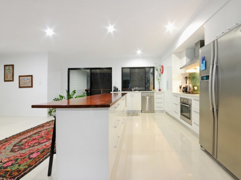 65 Country Rd  CANNONVALE 4