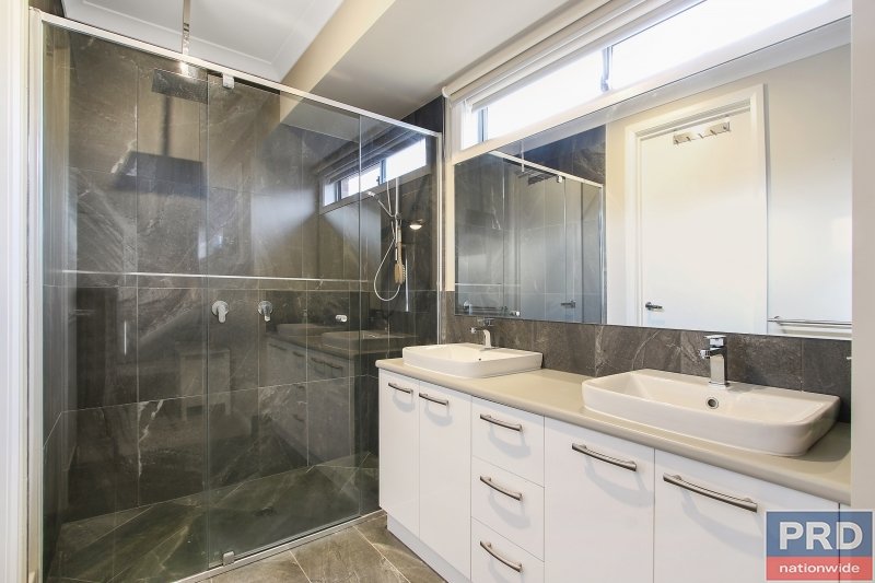 66 Lawson Circuit LAVINGTON 9