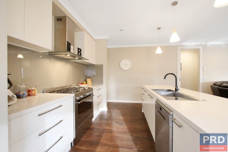 66 Lawson Circuit LAVINGTON 4