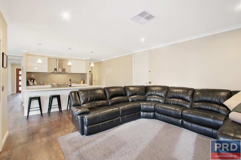 66 Lawson Circuit LAVINGTON 7