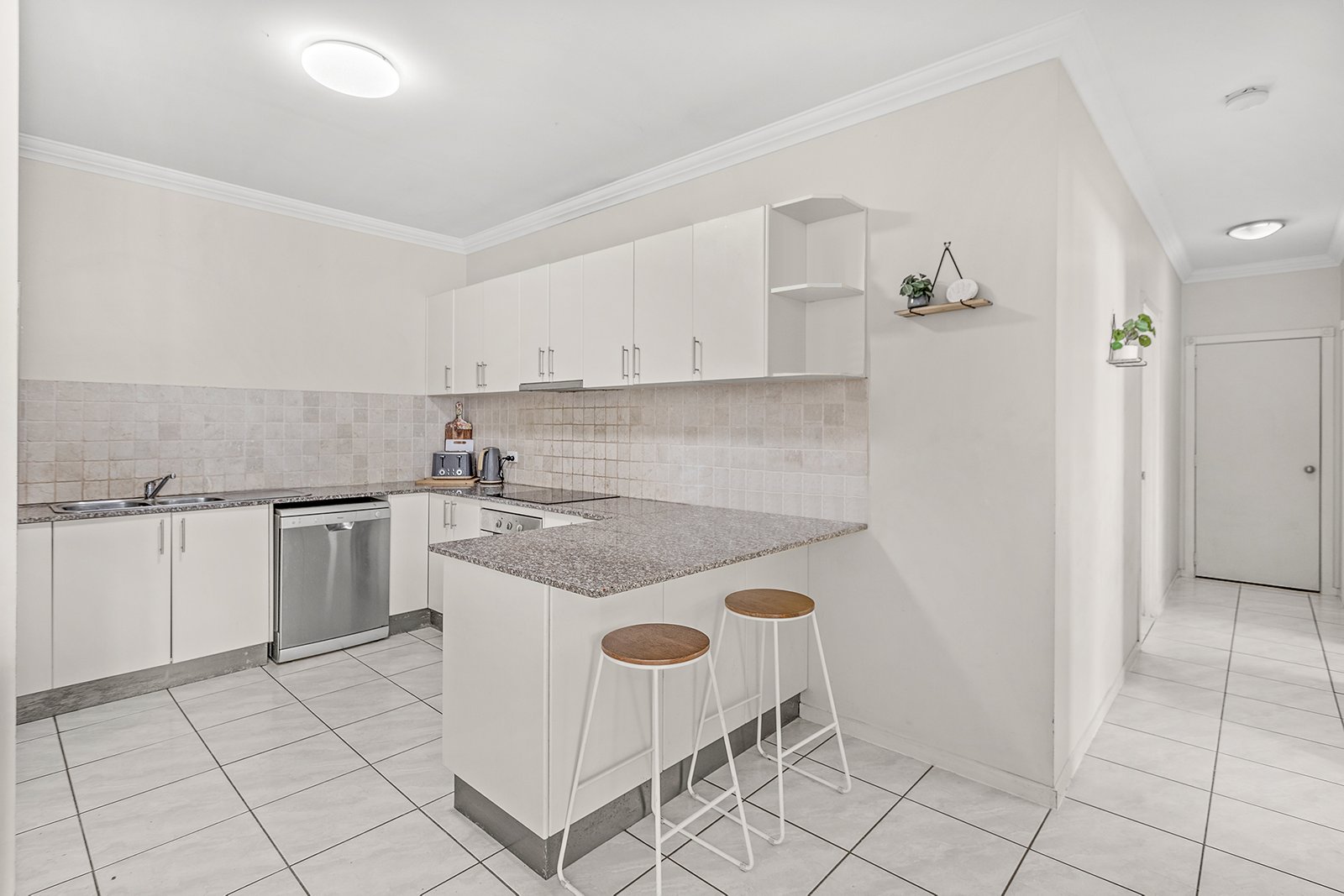 66/21 Shute Harbour Road CANNONVALE 3