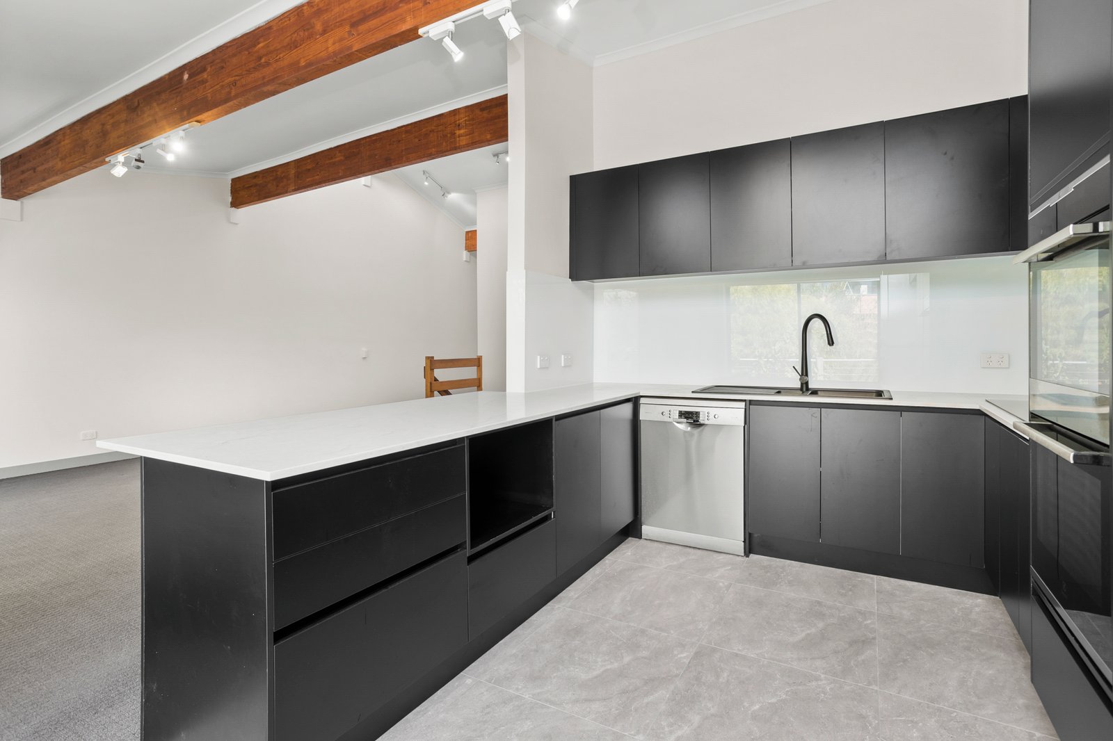 Gallery: 6/7 Fabian Court