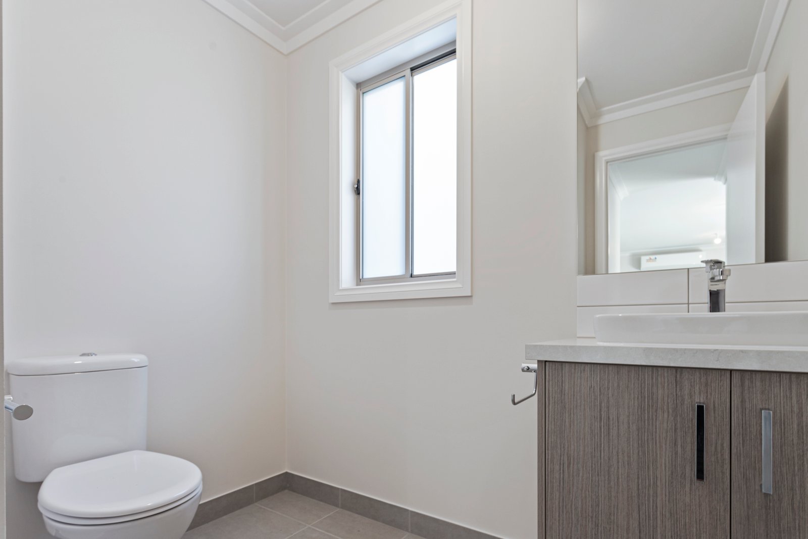 6/7 Rosemont Crescent KENNINGTON 8