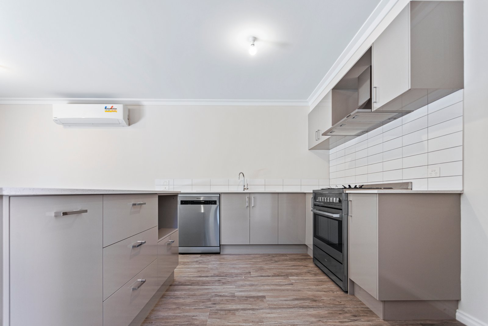 6/7 Rosemont Crescent KENNINGTON 4