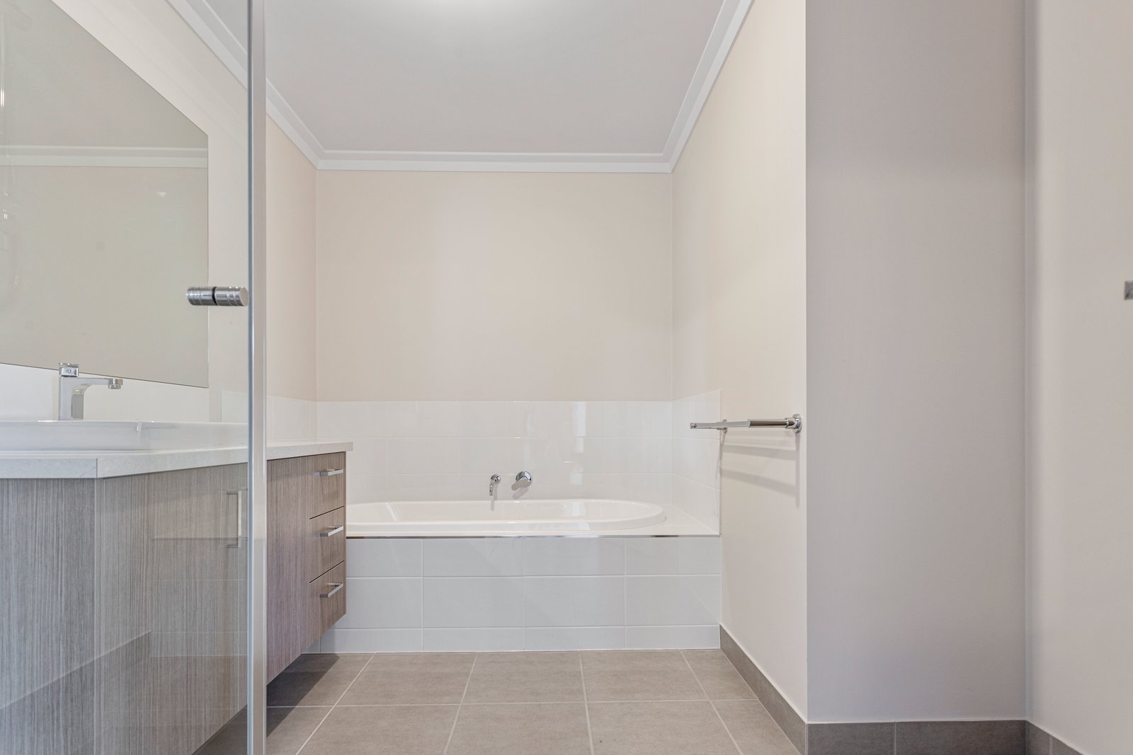 6/7 Rosemont Crescent KENNINGTON 10