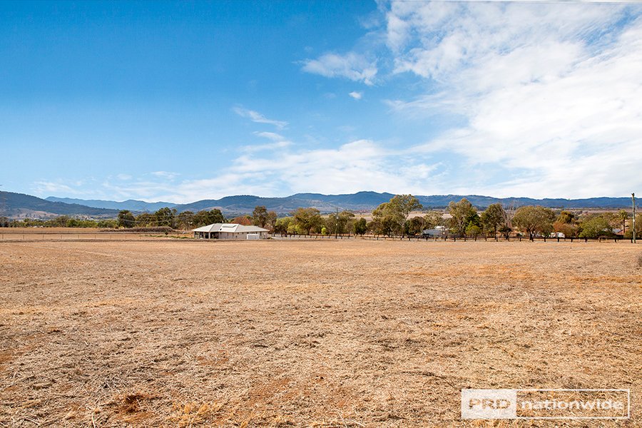 68 Falcon Drive TAMWORTH 4