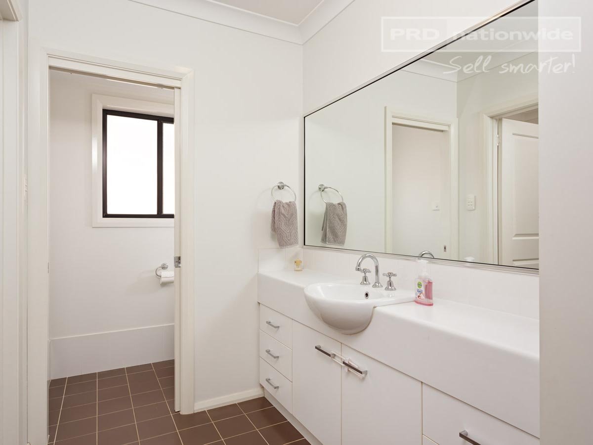68 Stirling Boulevard TATTON 11