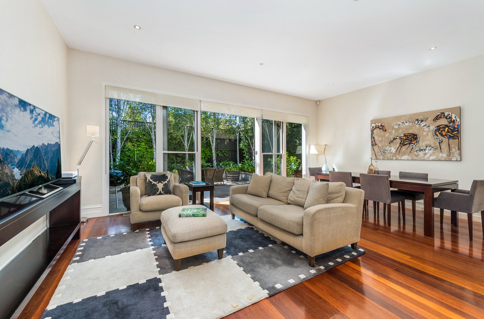 3 Bedroom Victoria Cottage in Fabulous Location
