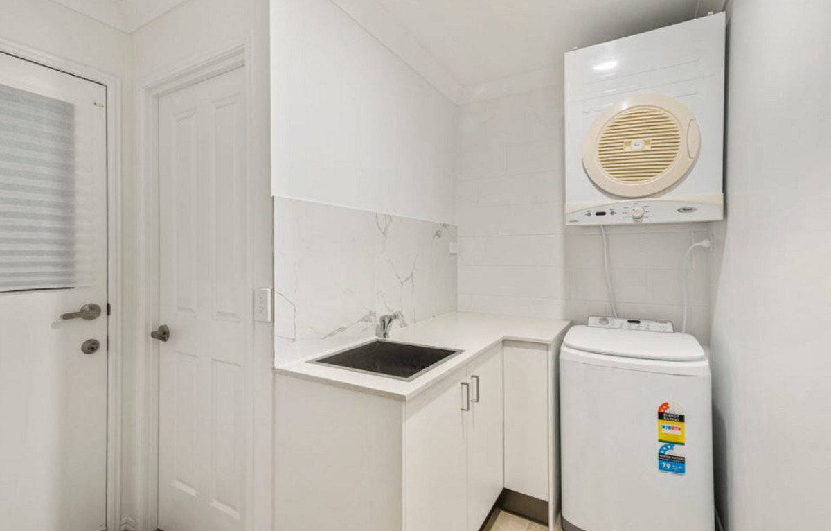 6/9 Kingia Court Burleigh Heads 13