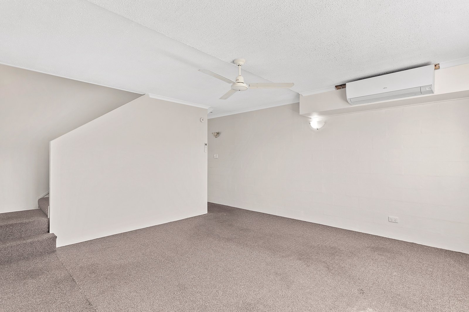 69/3 Eshelby Drive CANNONVALE 9