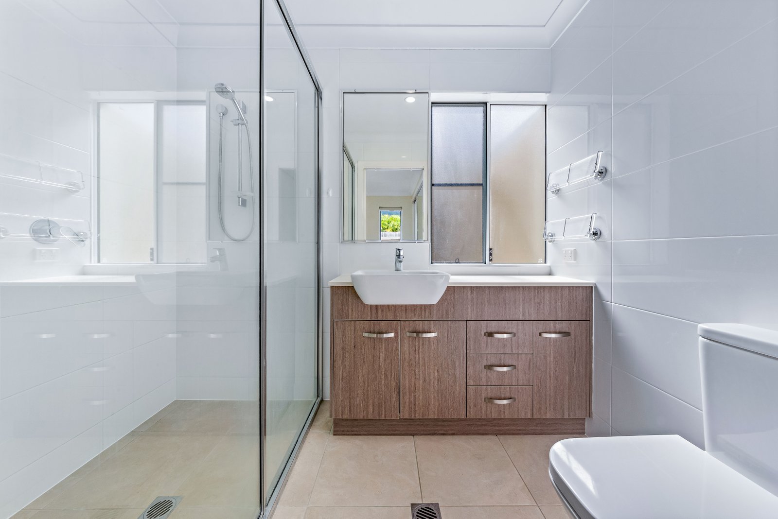 6a and 6b Leichardt Place CANNONVALE 4