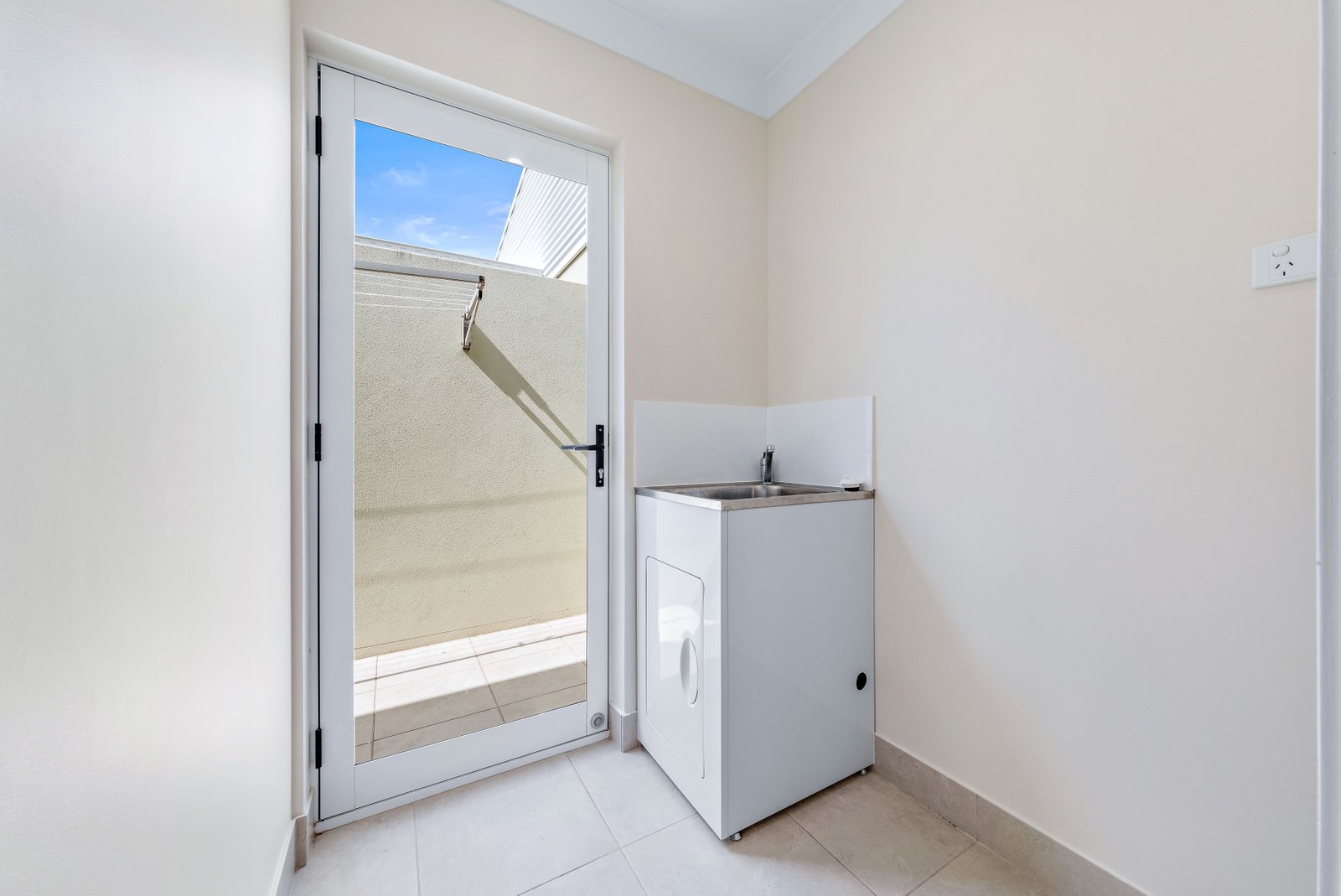 6a and 6b Leichardt Place CANNONVALE 10