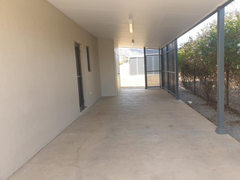 6a Songlark Place TAMWORTH 5