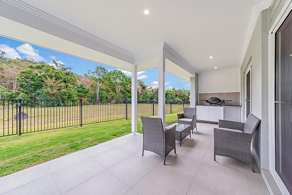 7 Arnold Court CANNONVALE 4