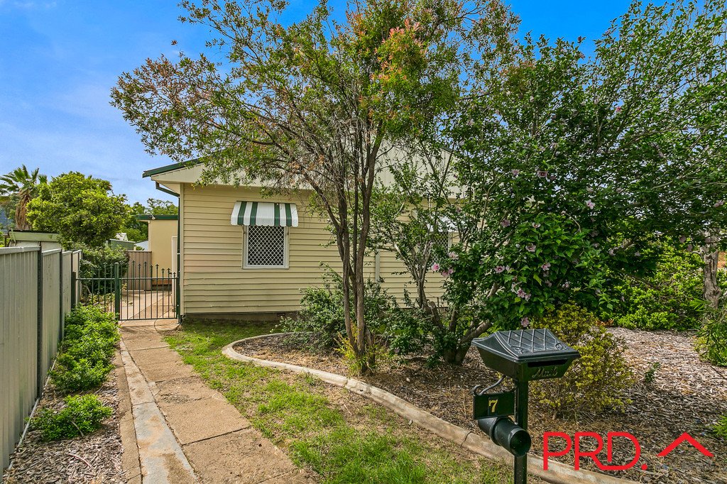 7 Begonia Street TAMWORTH 6