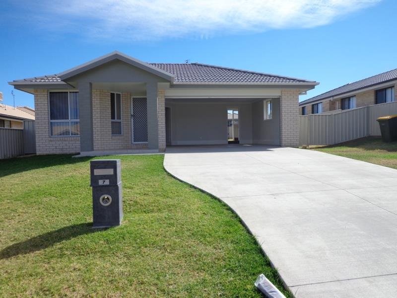 7 Brushbox Grove TAMWORTH 1