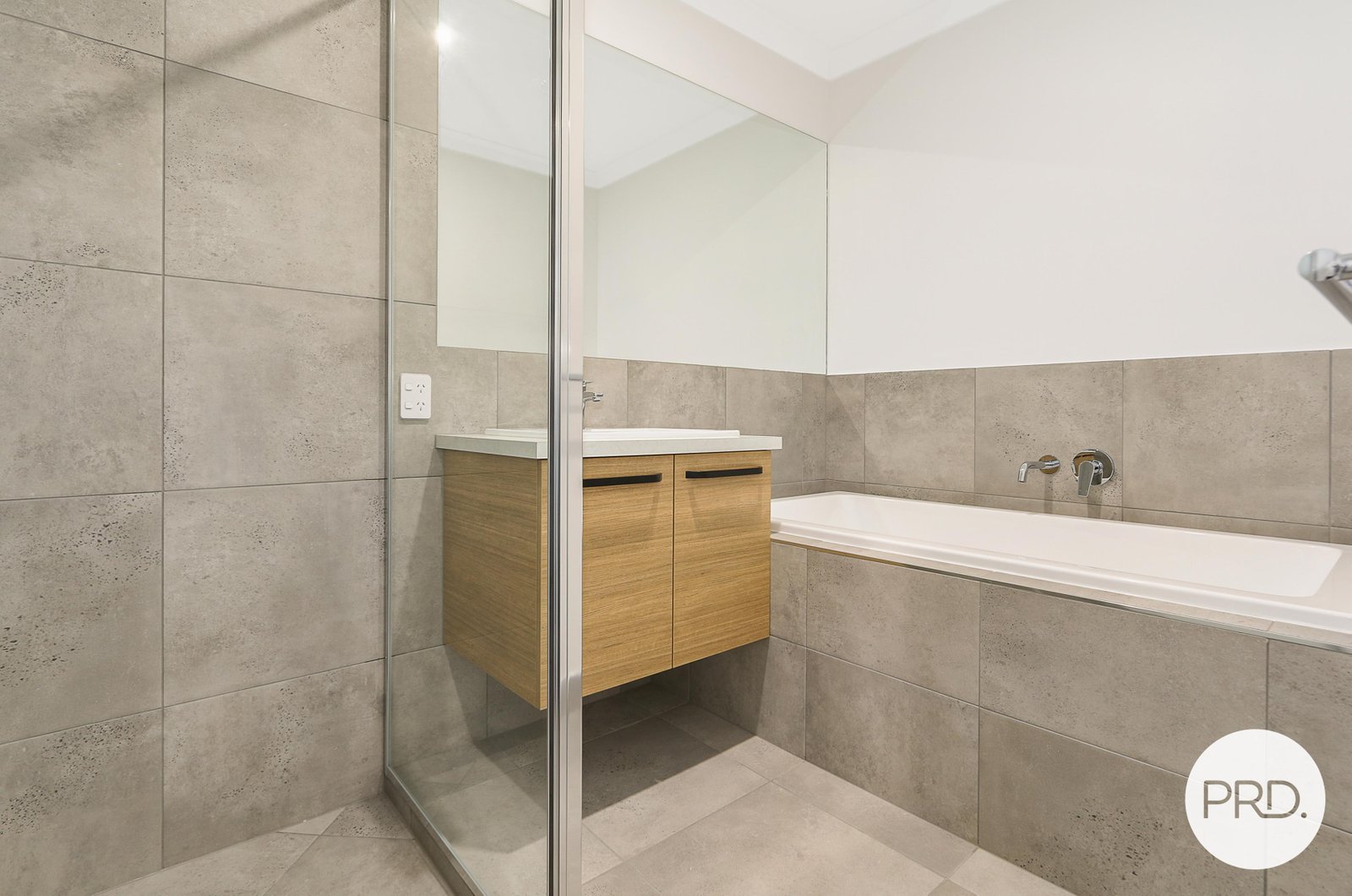 7 Canterbury Road THURGOONA 13