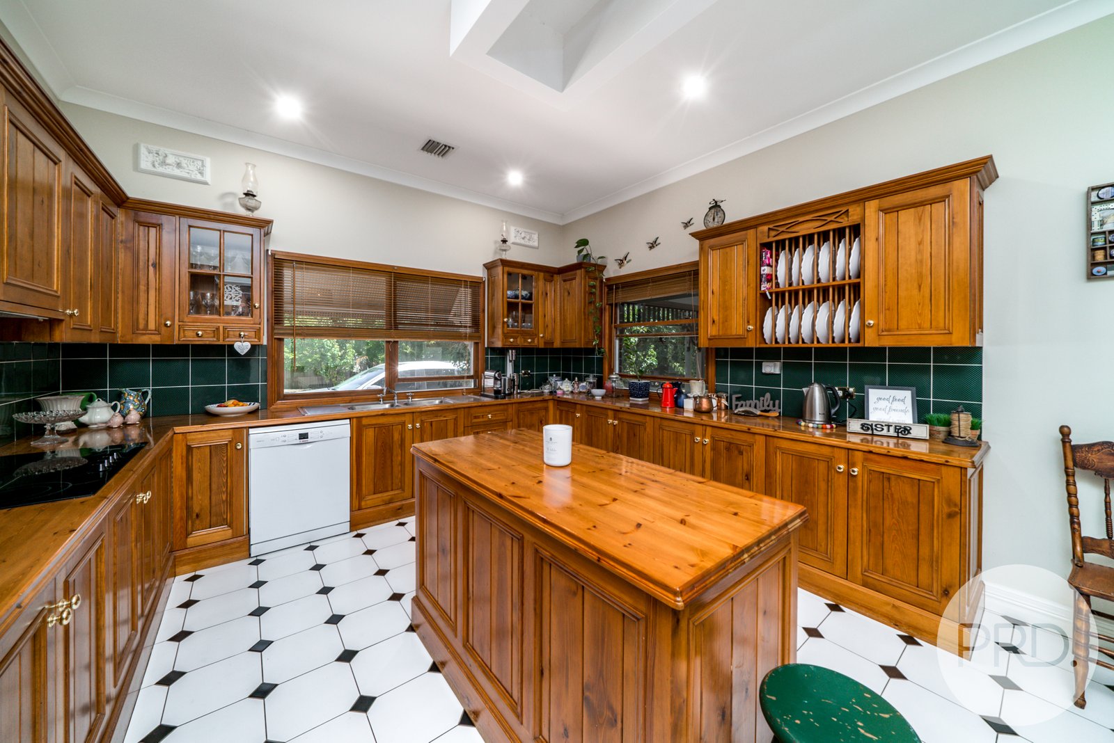 7 Clare Avenue LAKE ALBERT 9