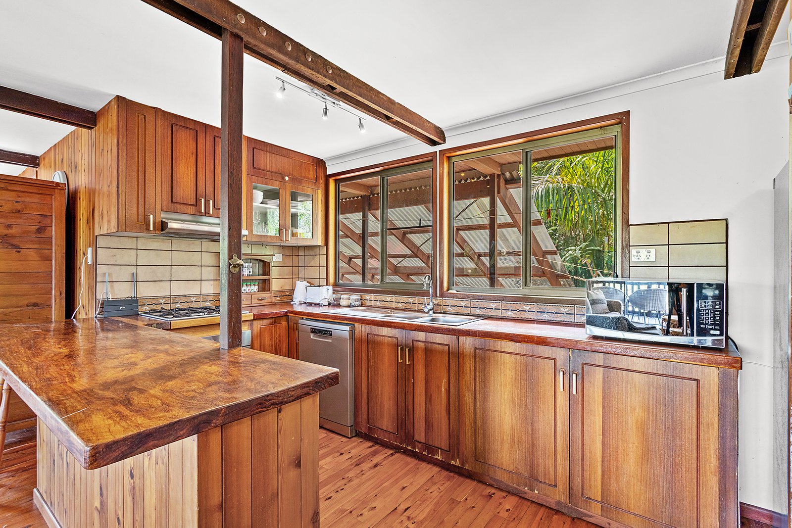 7 Coryule Place CANNONVALE 4