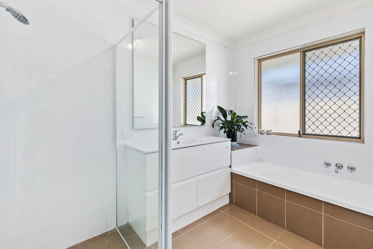 7 Cowell Drive Burleigh Heads 14