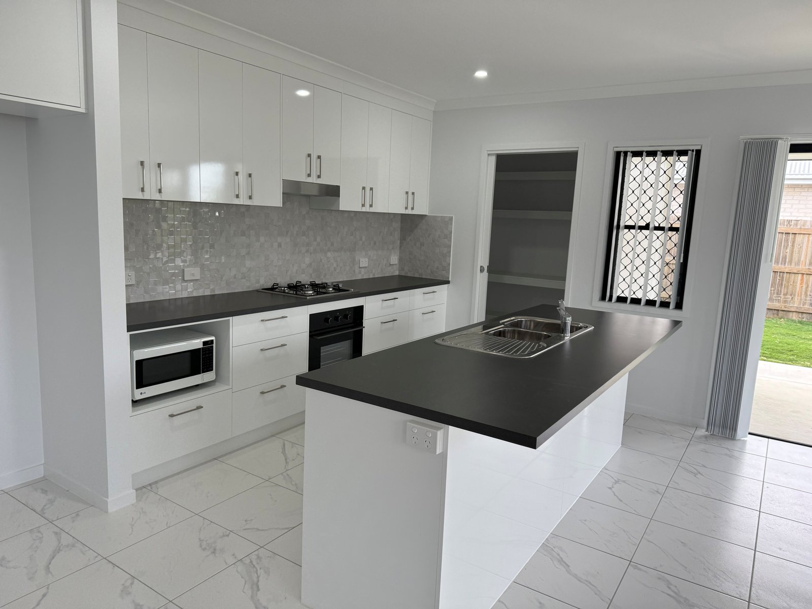 7 Echo Court ELI WATERS 2