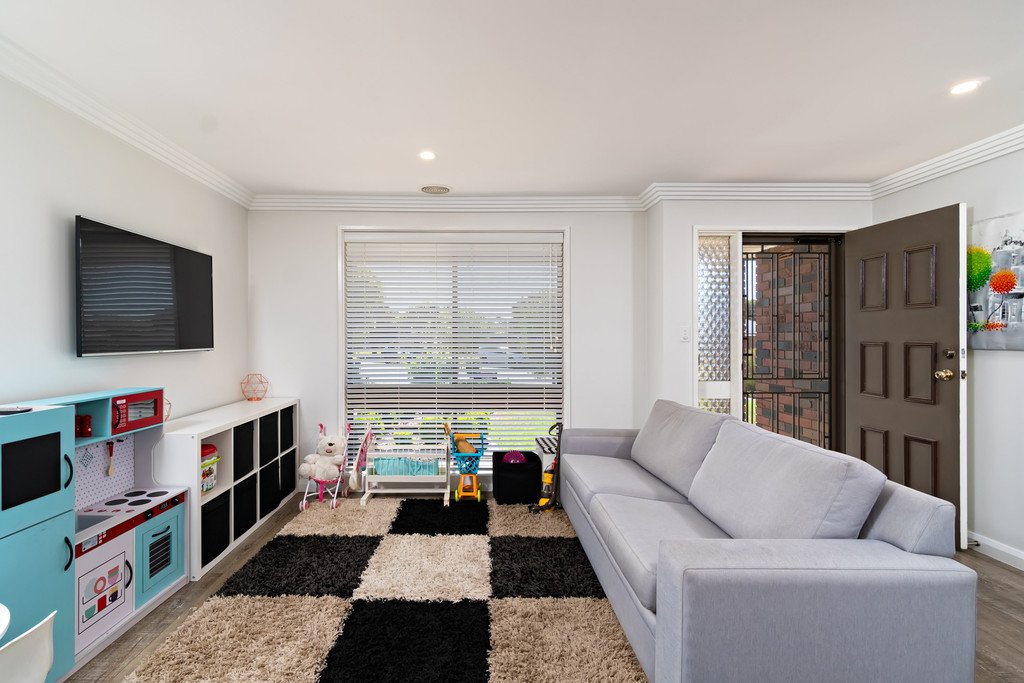 7 Giles Place LAKE ALBERT 2