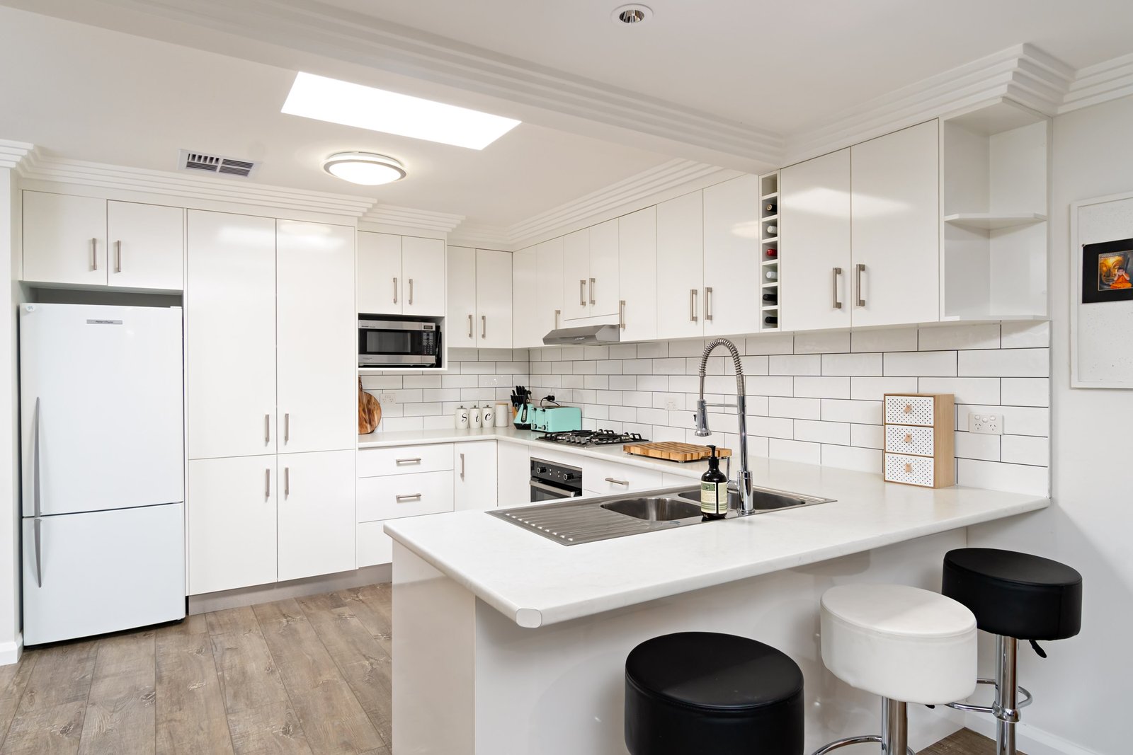 7 Giles Place LAKE ALBERT 4