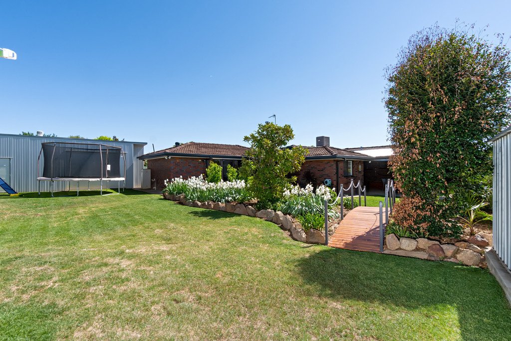 7 Giles Place LAKE ALBERT 12