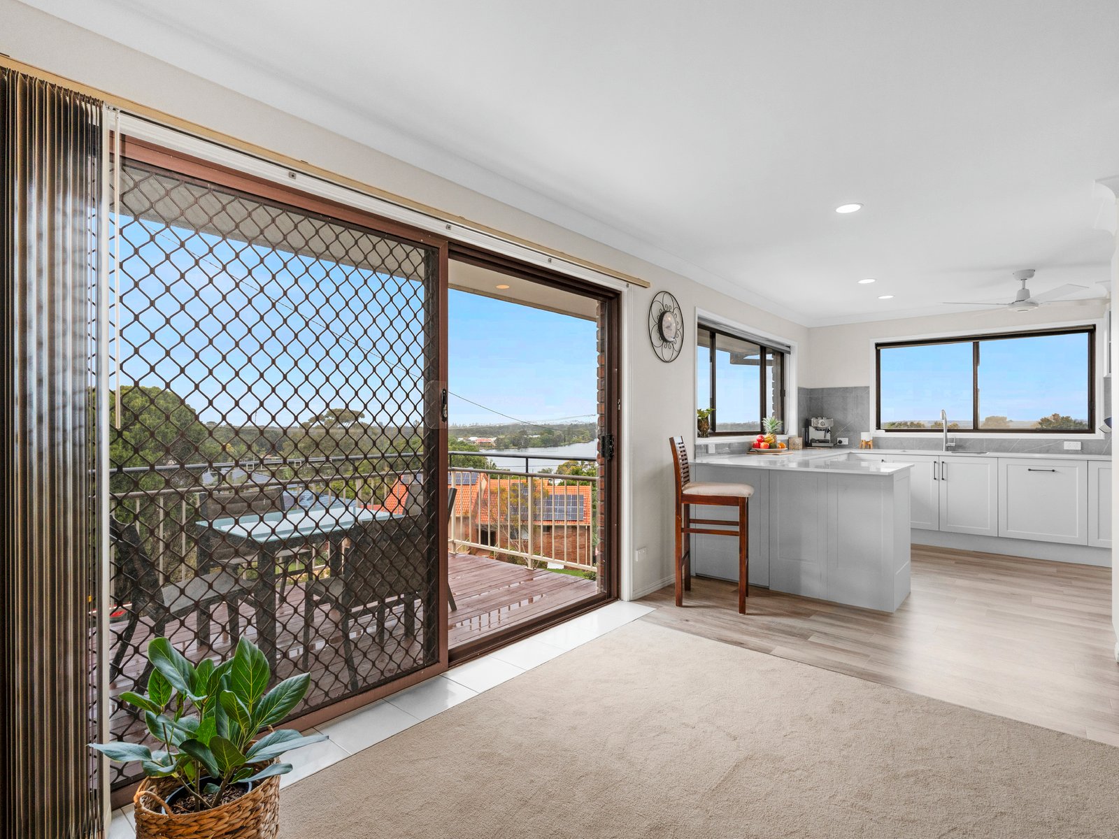 7 James Cook Drive BANORA POINT 4