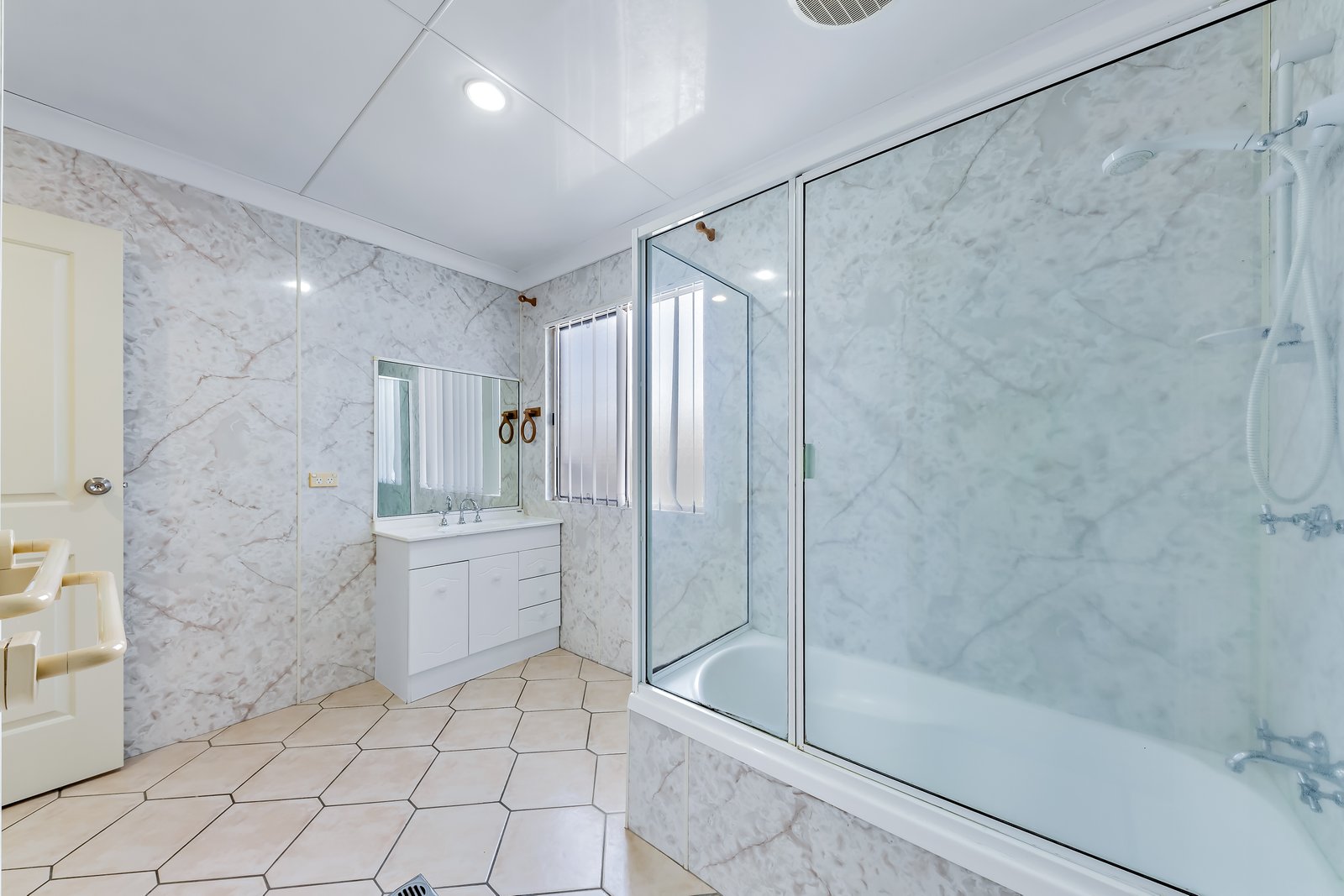 7 Keith Johns Drive PROSERPINE 16