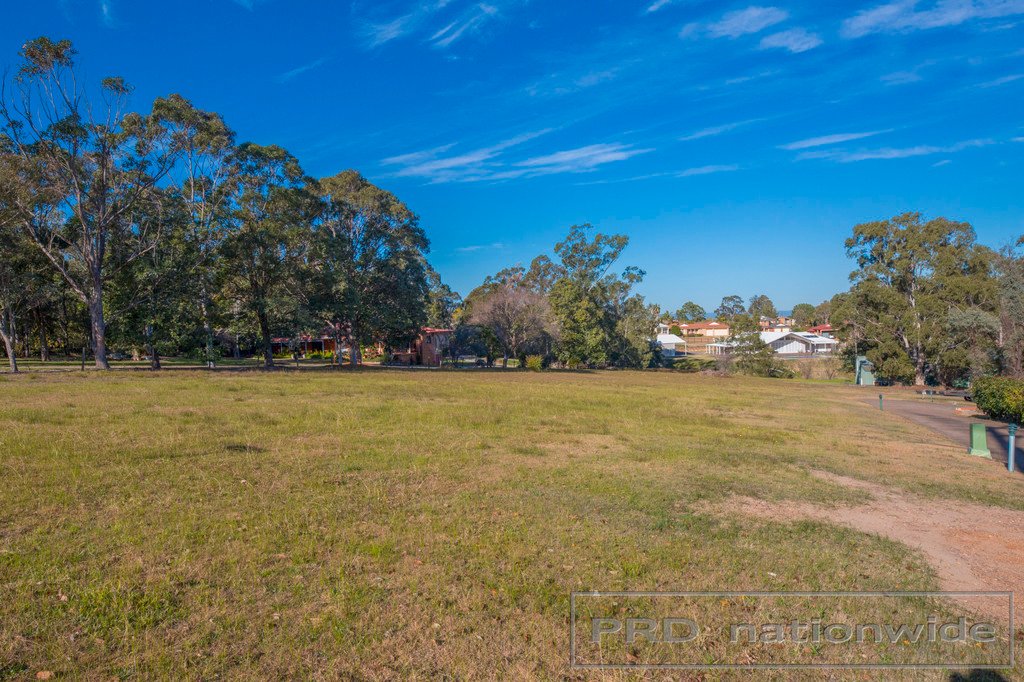 7 Largs Avenue LARGS 4