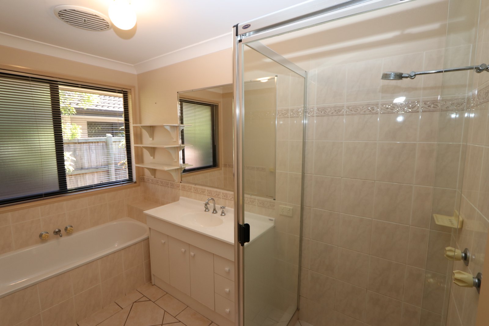7 Lillywood Circuit MOLENDINAR 13