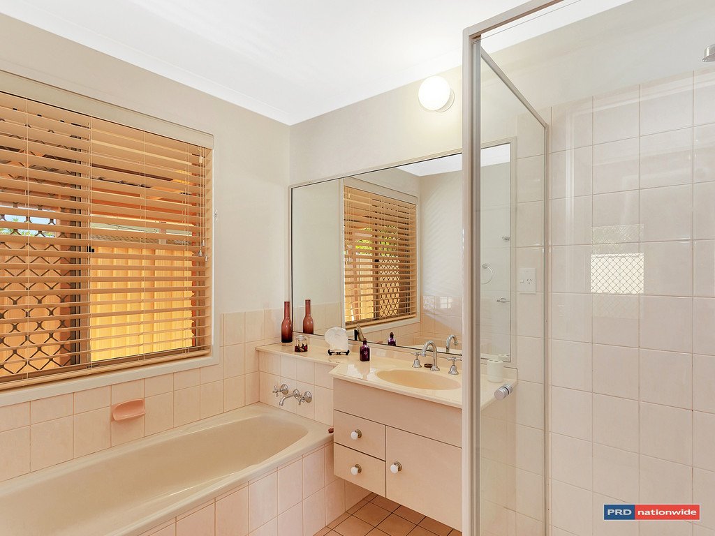 7 Lomond Court VARSITY LAKES 10