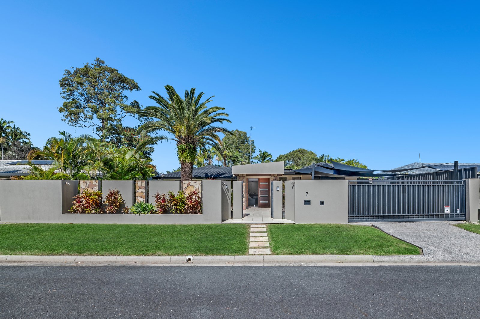 7 Miralie Place ASHMORE 1