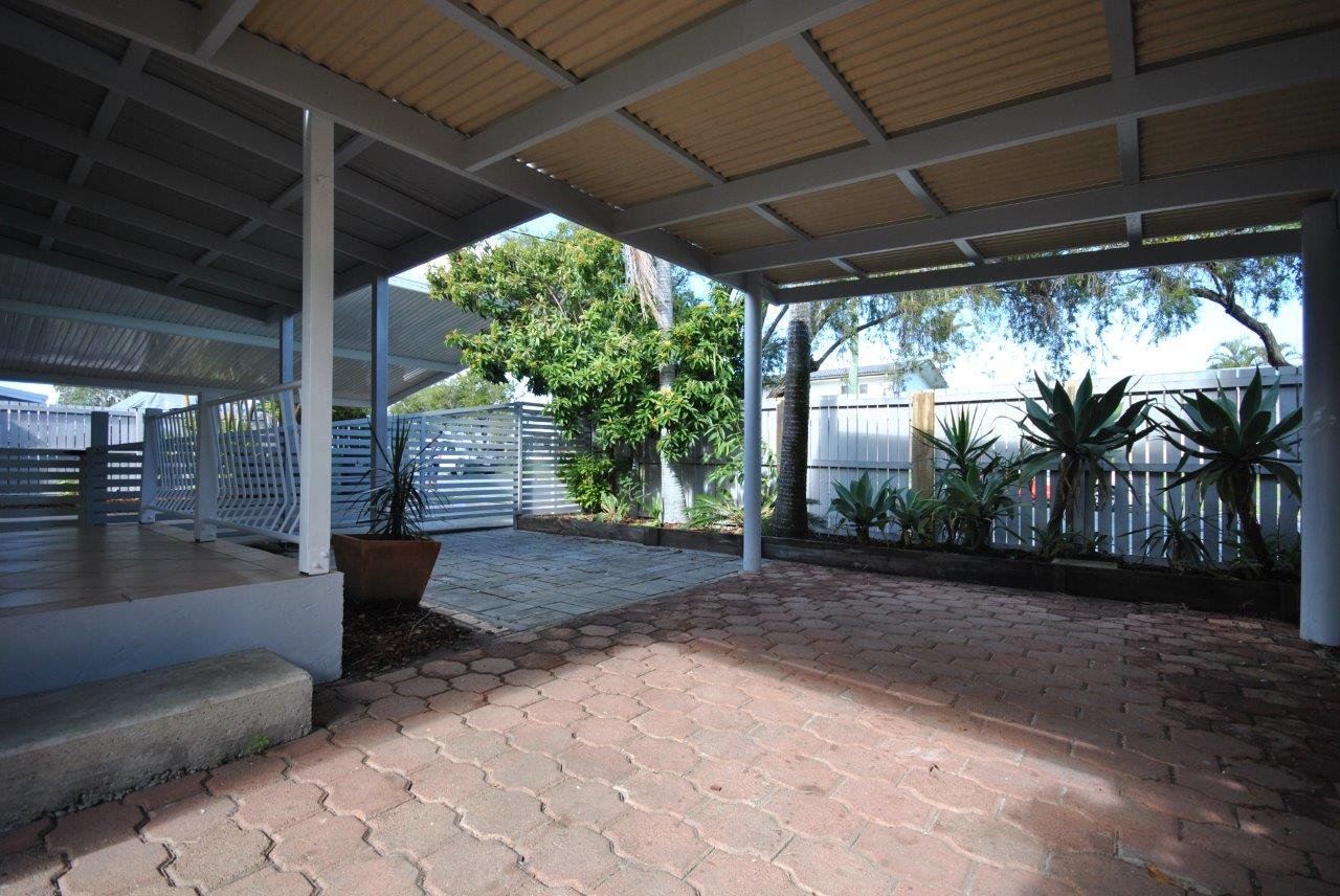 7 Saltash Street LABRADOR 2