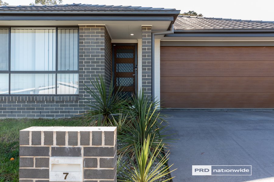 7 Scarborough Close TAMWORTH 2