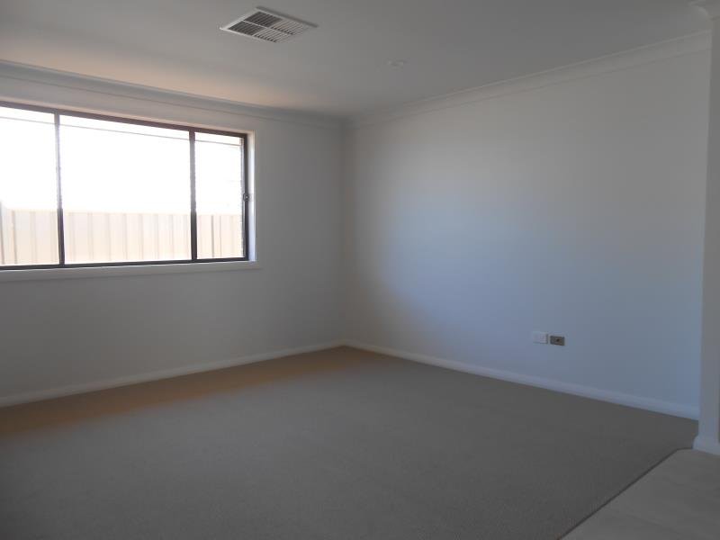 7 Scarborough Heights TAMWORTH 4