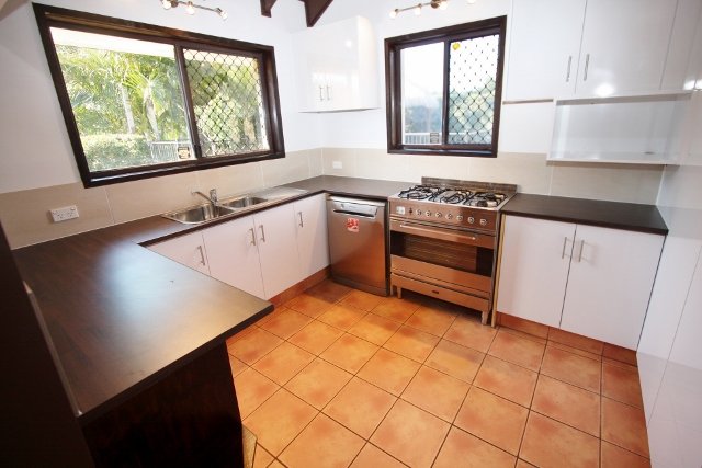 7 Tibor Court ASHMORE 3