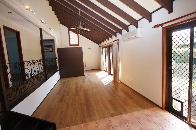 7 Tibor Court ASHMORE 9