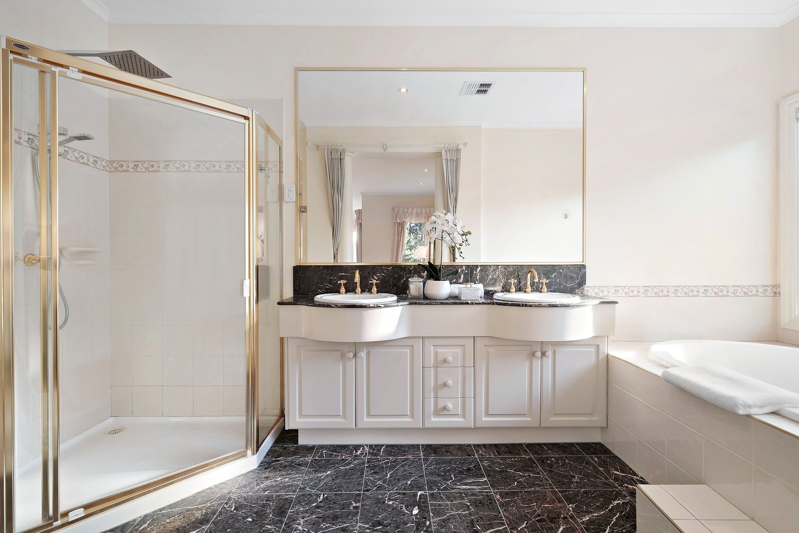 Real Estate and Property in 7 Woodlands Avenue, Camberwell, VIC