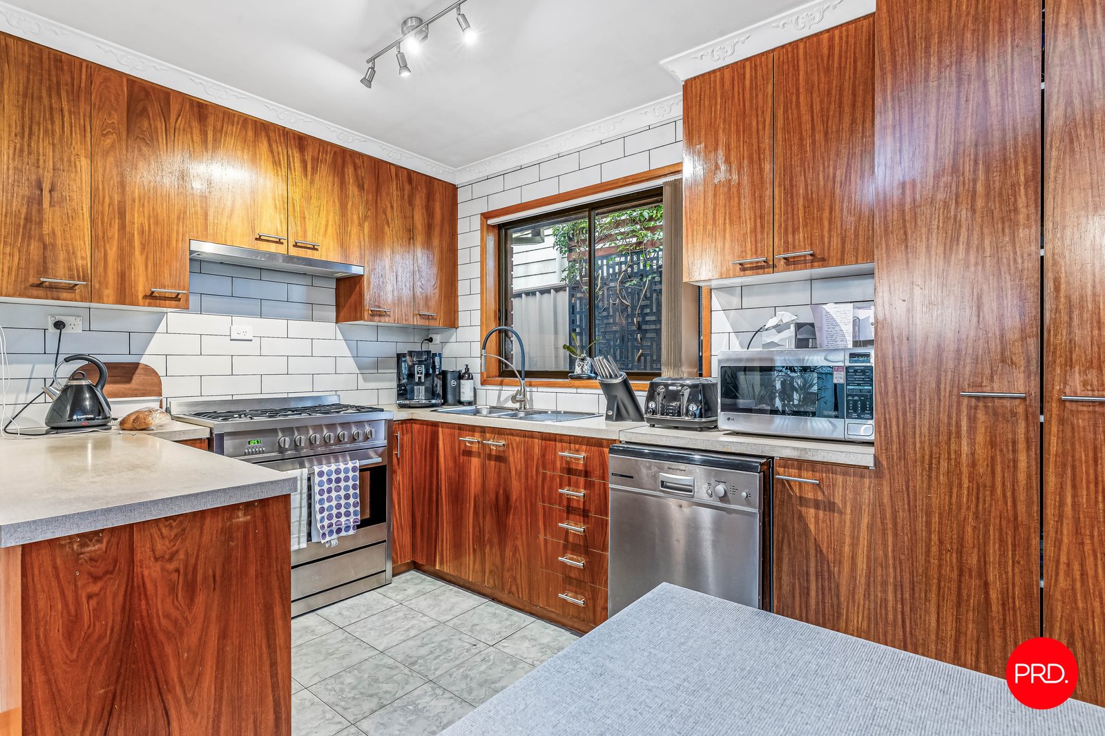 70 Bennett  LONG GULLY 6