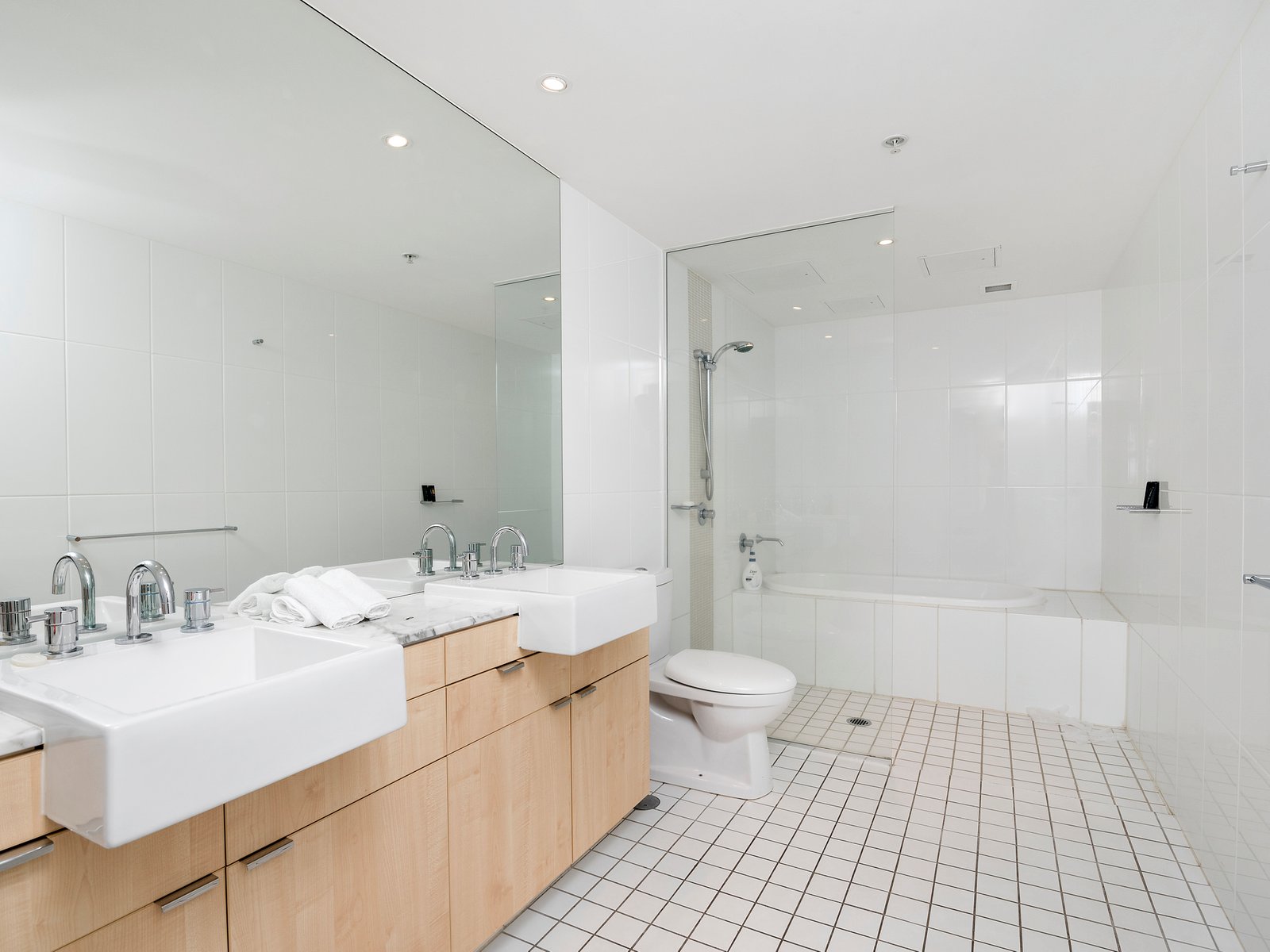 701/3 Mclean Street COOLANGATTA 9