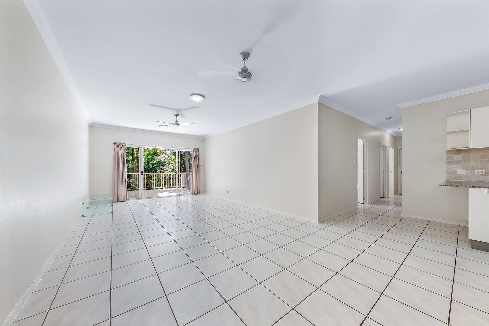 70/21 Shute Harbour Road CANNONVALE 3
