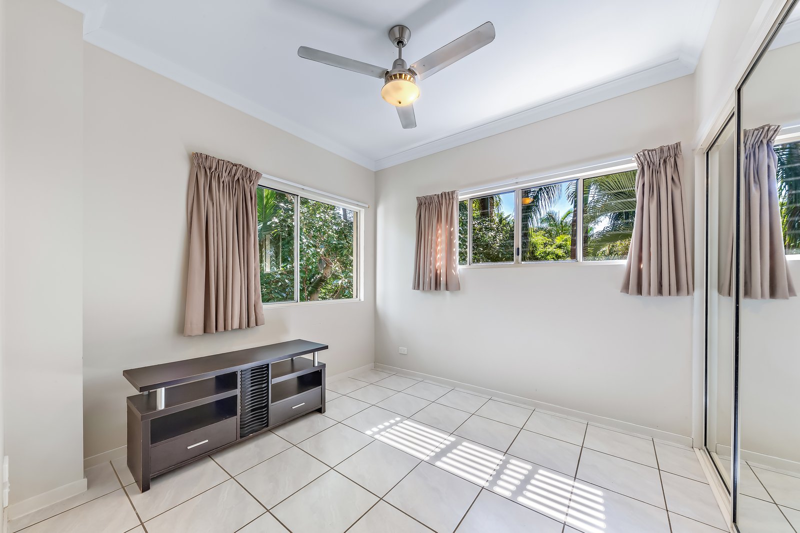70/21 Shute Harbour Road CANNONVALE 8