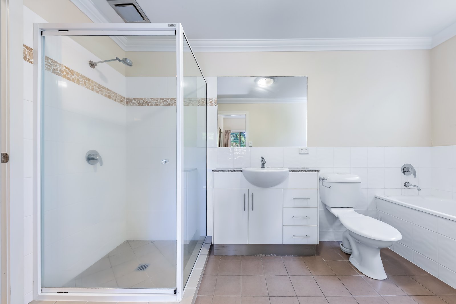 70/21 Shute Harbour Road CANNONVALE 9