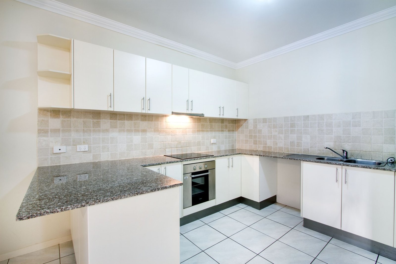 70/21 Shute Harbour Road CANNONVALE 1