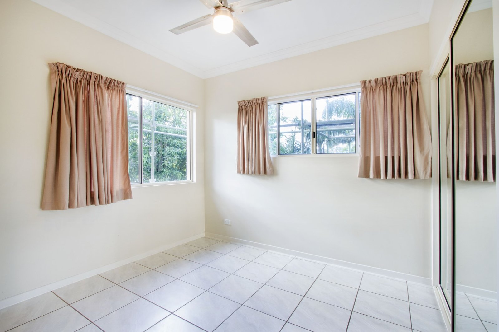 70/21 Shute Harbour Road CANNONVALE 9