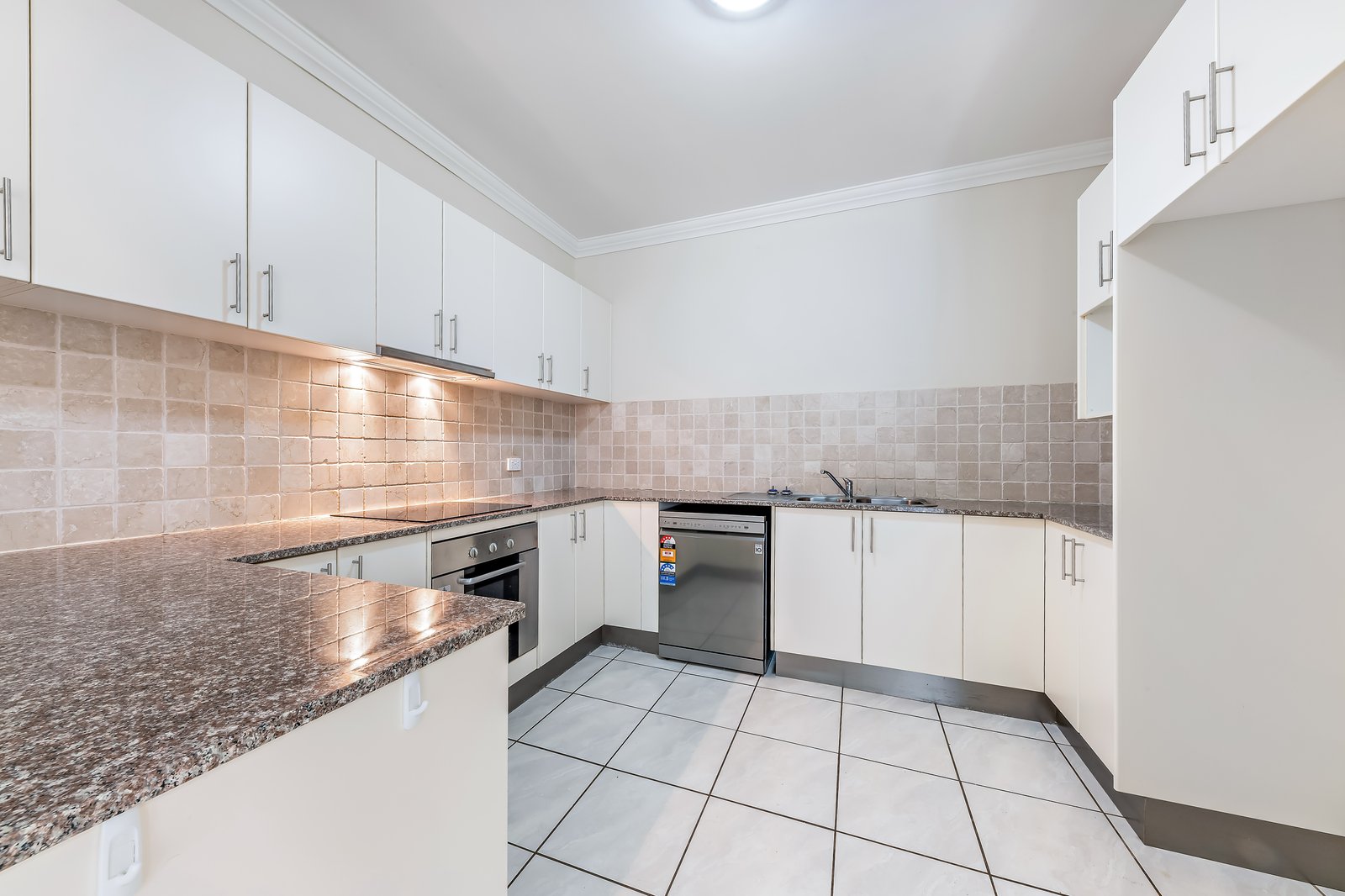 70/21 Shute Harbour Road CANNONVALE 4