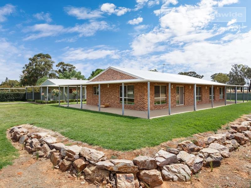 71 Mitchell Road LAKE ALBERT 1